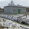 Verenigingsgebouw met dak in de sneeuw