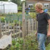 Vrijwilliger Douwe Rienstra trots voor 'zijn' schooltuin!