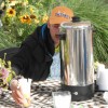 Vrijwilliger Jornt Huitema beheert de koffie