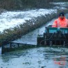 Baggeren met een duwboot achter de Dr. Obe Postmastraat