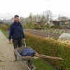 Folkert met zijn kruiwagen